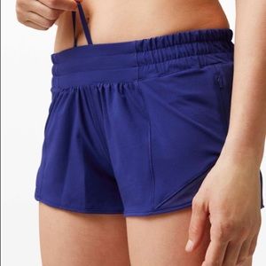 RARE lululemon low rise larkspur blue hotty hots 2.5” size 2!!